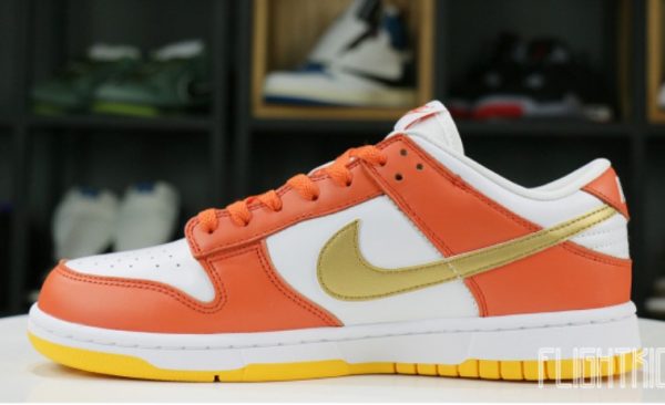 Dunk Low University Gold Classic Kicks - Style - Image 2