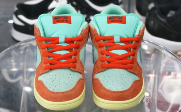 SB Dunk Low Orange/Noise Aqua 2023 Signature Footwear - Limited - Image 3