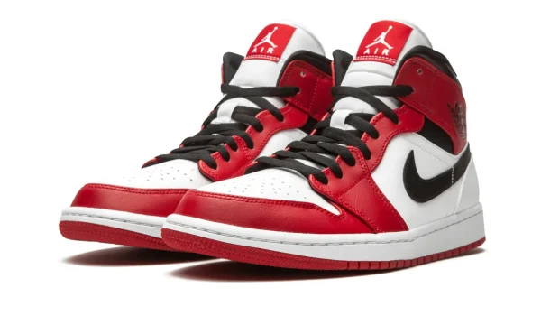 Air Jordan 1 Mid 'Chicago' 554724-173 - Style - Image 2